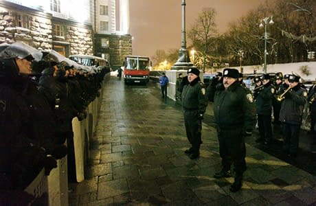 Донецьким ВВ-шникам вночі під кабміном дали медалі «Народної шани»