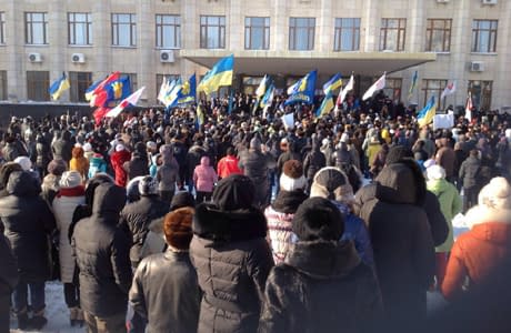 У Житомирі та Івано-Франківську протестуючі взяли в облогу місцеву владу