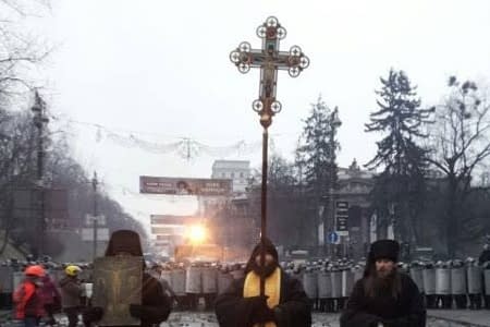 Священики призупинили протистояння на Грушевського