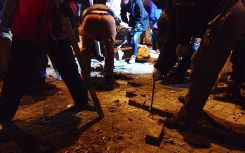Протестувальники продовжують «обстріл» силовиків феєрверками і камінням