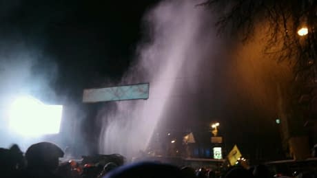 На Грушевського проти мітингувальників «увімкнули» водомети