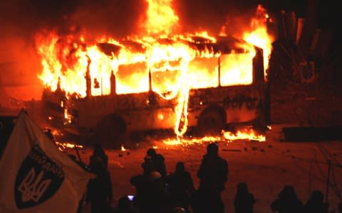 Автобус силовиків на Грушевського підпалили. «Беркут» готується до розгону