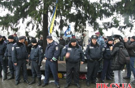 У Чернігові міліція знесла Євромайдан – мітингуючий хотів самоспалитись