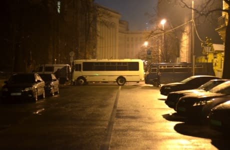 Підхід до будівлі з офісом Януковича перекрили автобусами з силовиками