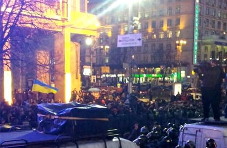 На Майдані «Беркут» блокує машину з апаратурою для Євромайдану
