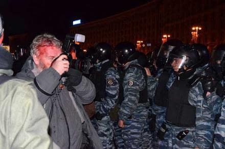 На Майдані сутичка з силовиками. Журналісту розбили голову