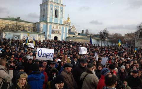 На Михайлівській площі починають збиратись невдоволені кияни