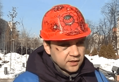 У Дніпропетровську побили блогера у касці з «петриківським розписом»