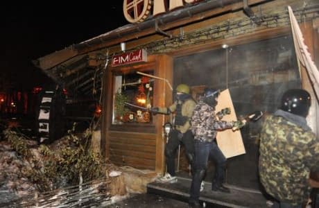 Люди у «камуфляжі» розгромили два ресторани у Києві