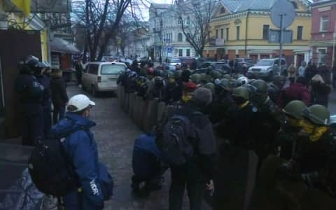 Самооборона Майдану прийшла підтримати затриматих афганців під Подільський суд. 4-м афганцям присудили домашній арешт