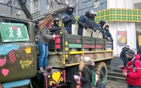 ВВшникам розмалювали транспорт всіма кольорами веселки