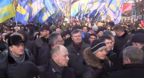 Майдан збирається на ходу до Ради, прихильники Партії регіонів теж ідуть туди