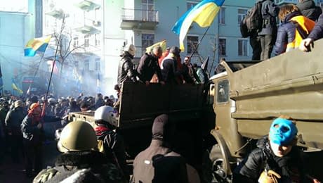 Мітингувальники прорвали оточення ВВ і намагаються розблокувати Грушевського