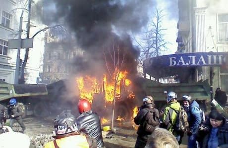 Активісти підпалили два КамАЗи на Шовковичній, гримлять вибухи