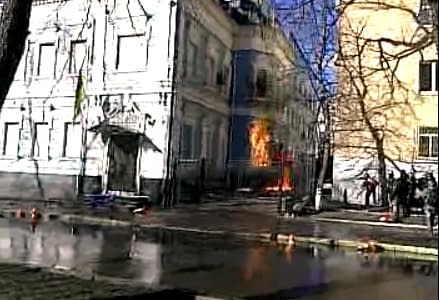 Центральний офіс Партії регіонів підпалили, «Беркут» розігнав людей