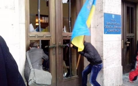 Демонстранти взяли штурмом Закарпатську ОДА