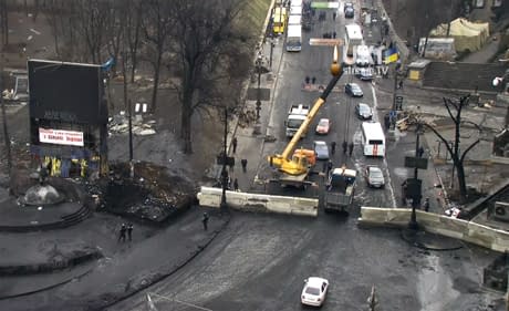Влада будує залізобетонну барикаду на Грушевського