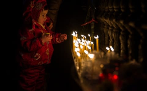 У Москві під посольством України затримали людей з квітами та свічками