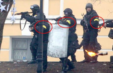Силовики та «тітушки» носять однакові жовті стрічки