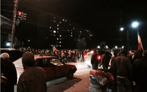 У Борисполі люди заблокували дорогу до аеропорту