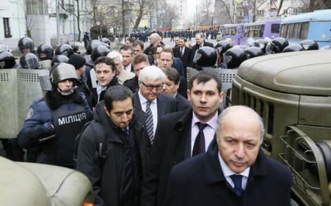 Європейські міністри вийшли після кількагодинної зустрічі з Януковичем
