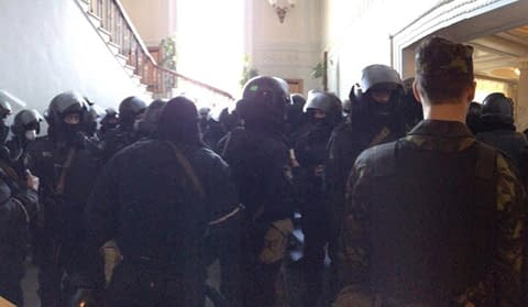До Ради увірвалися кілька десятків силовиків з автоматами