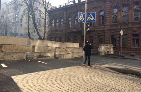 Влада продовжує відгороджуватися бетоном
