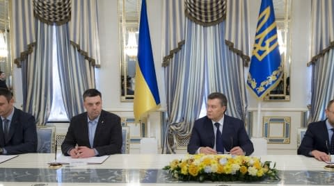 ТРИ ЛІДЕРИ ОПОЗИЦІЇ І ЯНУКОВИЧ ПІДПИСАЛИ УГОДУ