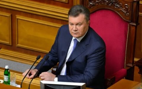 Янукович заявляє, що не збирається подавати у відставку і їхати з України