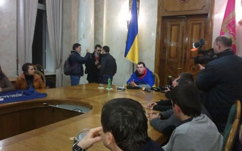 Харків'яни прийшли на екскурсію у кабінет Добкіна. На людей на площі Свободи напав «Оплот»