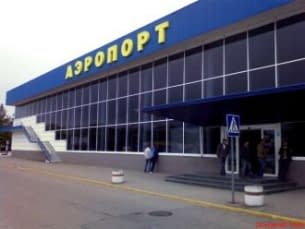 Група озброєних людей оточила сімферопольський аеропорт