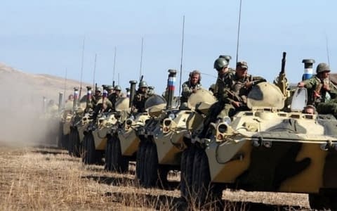 Росія стягує війська і техніку до сухопутних кордонів України