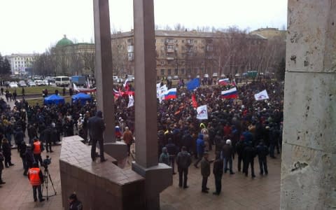 У Донецьку мітингувальники взяли штурмом будівлю ОДА і обрали «народного губернатора»