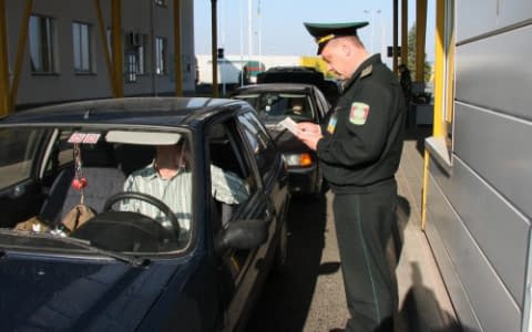 8 підрозділів прикордонників заблоковані, переправа у Керчі оточена озброєними
