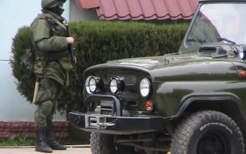 Озброєні люди захопили відділ українських прикордонників і вигнали на вулицю їхні родини