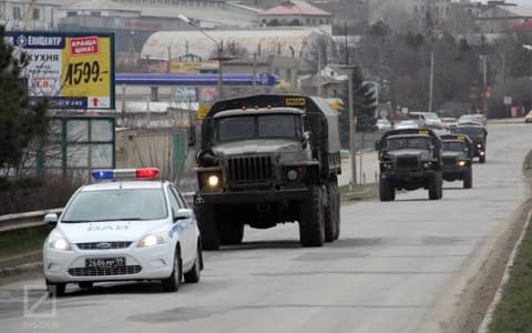 Військові машини без номерів у Криму супроводжують авто російської ВАІ