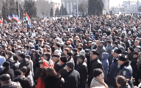 У Донецьку, Маріуполі та Харкові влаштували проросійські мітінги