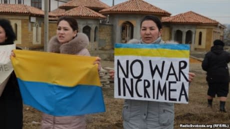 У Криму провели акції на підтримку заблокованих військових та проти війни