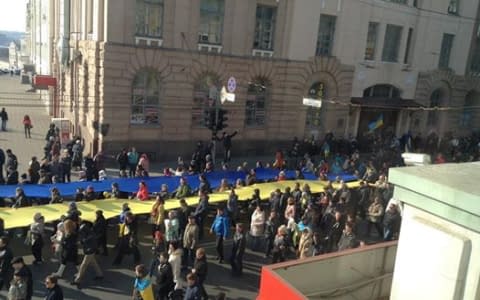 У містах України - мітинги за і проти Росії. У Севастополі – бійка, а в Одесі - гімн