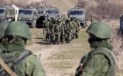 У Бахчісараї захопили автомобільний батальйон, солдати РФ штурмували аеродром у Новофедорівці, у Чорноморську українські та російські військові домовились спільно патрулювати захоплену базу, а у Тарханкуті війська РФ заблокували радіолокаційну роту