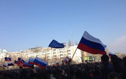 У Донецьку на вулицях роздають «бюлетені» для референдуму