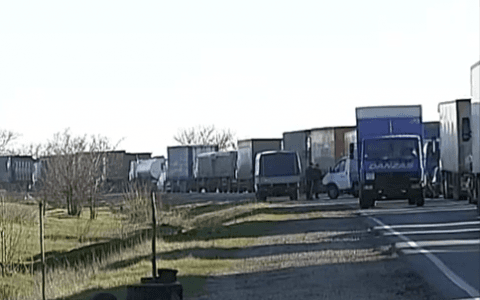 Українці стоять по вісім годин у кілометрових чергах, щоб потрапити до Криму