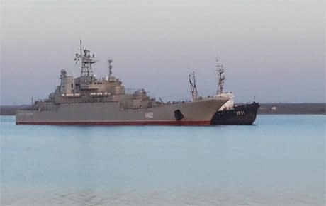 Десантний корабель "Костянтин Ольшанський" захоплений. Тральщик "Черкаси" відбиває атаки