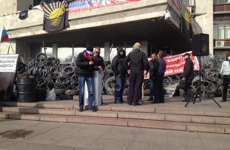 Мітингарі біля Донецької ОДА зміцнили барикаду, біля обласної телерадіокомпанії стріляли