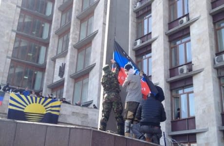 Проросійські активісти проголосили створення "Донецької республіки", "увійшли" до Росії та пригрозили покликати на захист війська РФ